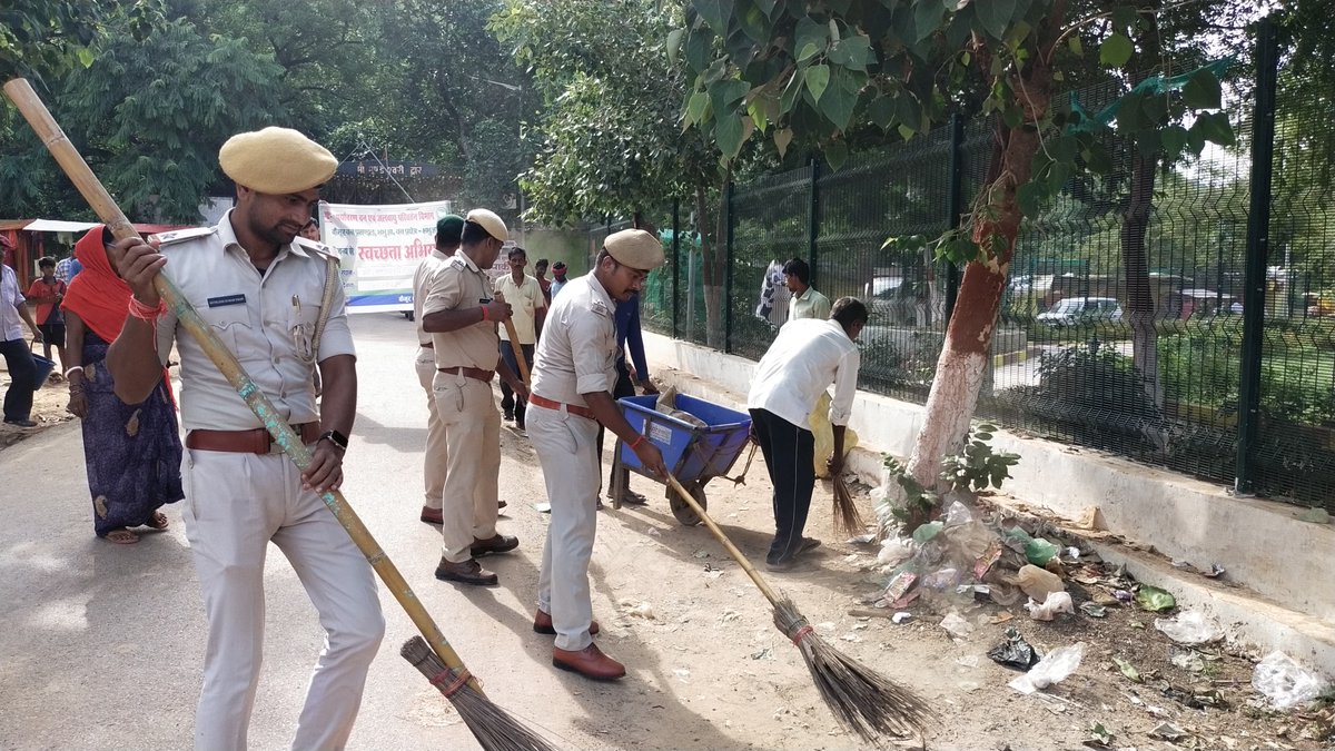 DFOkaimur's tweet photo. आज "स्वच्छता ही सेवा अभियान" के तहत के माँ मुण्डेश्वरी धाम परिसर मंे स्वच्छता अभियान चलाया गया। जिसमे वनपाल विनित कु0 अन्य वनकर्मी के साथ यहां के ग्रामीण लोग भी मौजूद रहे। साथ ही ग्रामीण लोगो को स्वच्छता के प्रति जागरूक भी किया गया। #SwachhataHiSewa #biharforest #kaimurforest https://t.co/FOb6RAPkl4