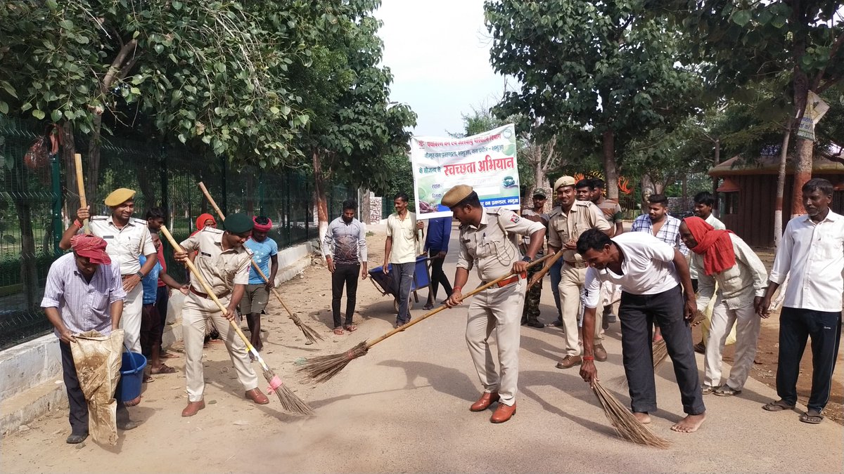 DFOkaimur's tweet photo. आज "स्वच्छता ही सेवा अभियान" के तहत के माँ मुण्डेश्वरी धाम परिसर मंे स्वच्छता अभियान चलाया गया। जिसमे वनपाल विनित कु0 अन्य वनकर्मी के साथ यहां के ग्रामीण लोग भी मौजूद रहे। साथ ही ग्रामीण लोगो को स्वच्छता के प्रति जागरूक भी किया गया। #SwachhataHiSewa #biharforest #kaimurforest https://t.co/FOb6RAPkl4