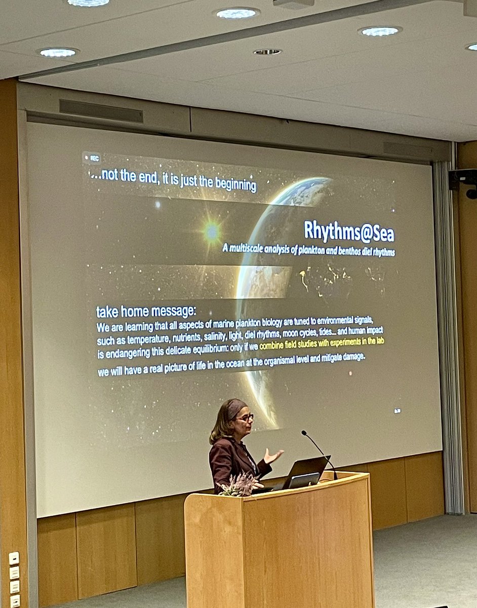 [1/2] Ina Arnone on rhythms@sea talk sum up the morning saying “We are learning that marine organism biology are tuned to environmental signals, such as temperature, nutrients, salinity, light, diel rhythms, moon cycles, tides...” 🌡️ 🌞 🌙 🌊