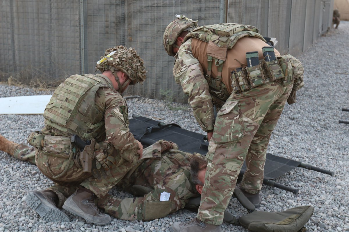 Bw_Einsatz's tweet photo. Bei #CapacityBuildinglraq finden regelmäßig Base-Defense-Exercises statt. Die #BundeswehrimEinsatz trainiert gemeinsam mit den internationalen Partnern den Selbstschutz und den Schutz des Feldlagers. Mehr Informationen unter: https://t.co/qtnVMAGvrD https://t.co/s4KCkXnSuC