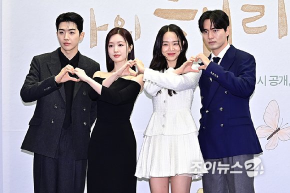 Marissa77581427's tweet photo. #ShinHaeSun🌻 With co-stars #LeeJinWook #JoHyeJoo & #KangHoon #PressPresentation For #DearHyeri 24/09/23 https://t.co/366FH6epZg