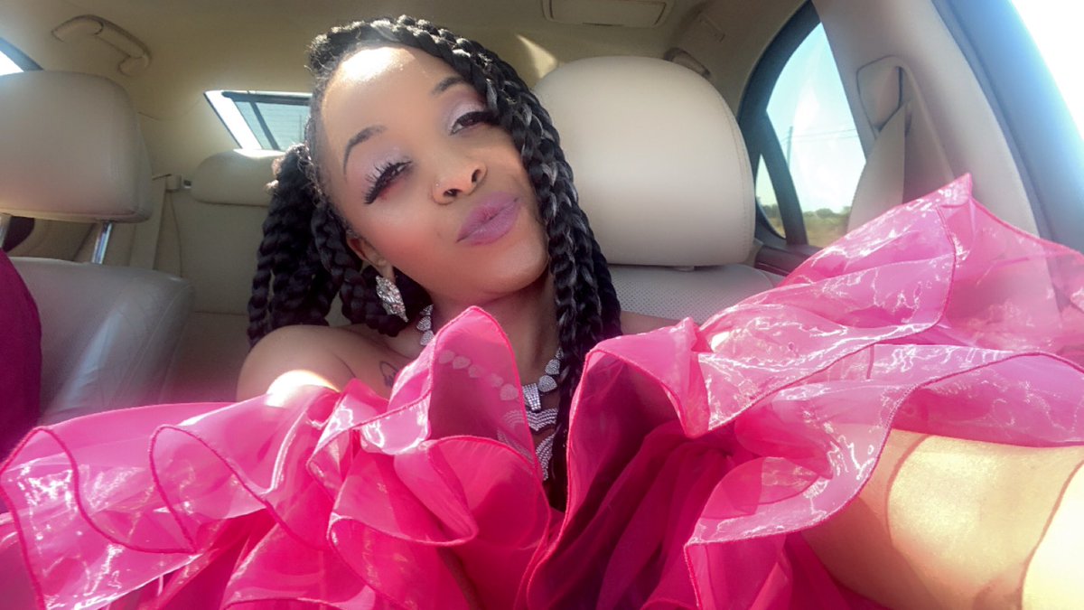 MissKween's tweet image. This lil girl is 39 years old today! 🥂happy birthday 🎂 🎁 🎉 to me!