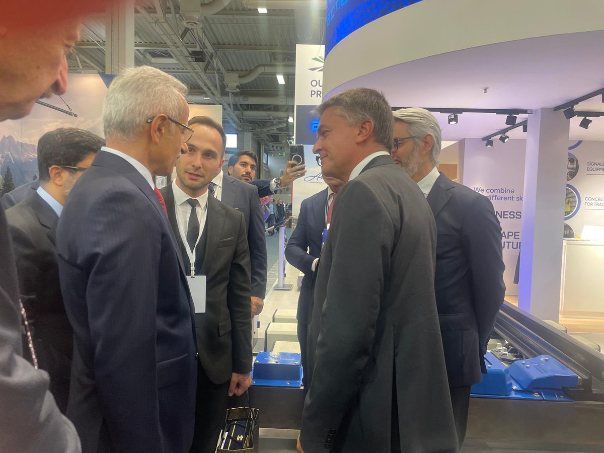 edorixi's tweet image. A #InnoTrans col ministro delle Infrastrutture e dei trasporti della Turchia Abdulkadir Uraloğlu discutendo delle tecnologie ferroviarie che interessano i nostri rispettivi Paesi.