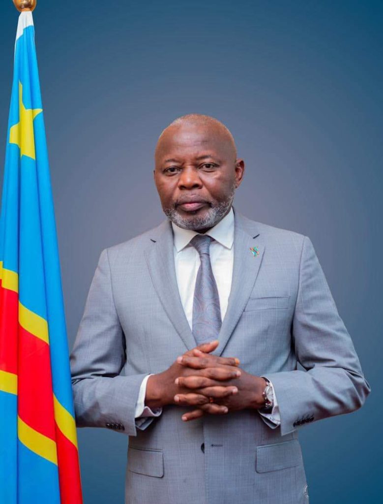 Concernant le débat en cours sur plusieurs forums politiques du Sud-Kivu en rapport avec "les réalisations" du Mwalimu pour la population du Sud-Kivu, ci-dessous mon point de vue :
De prime abord, retenez que je n'ai jamais été d'accord avec les camarades de l'UNC très proches du