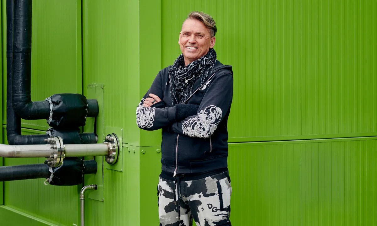 UnityNewsNet's tweet photo. Just in🔥

Sinister Labour donor Dale Vince says he wants to talk to the new government about SCRAPPING Meat & Dairy for schools as standard.

Vince has donated more than £5m to Labour and says vegan meals are 'healthier and better for the environment'.

He is campaigning for an end to all farming of animals, which he says is now the 'biggest driver of the climate crisis'.

Guess what?

He also owns a 'vegan meal' company!