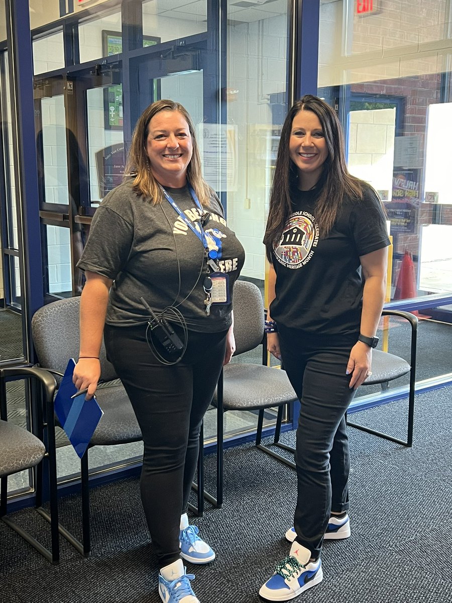 TeresaPolson4's tweet photo. Action-packed week last week filled with learning 📚 and growth 💪 with dynamite Assistant Principals! Top notch performance by BHS Band and football 🏈 team and a field full of AP Scholars! 🌟 #ForceOfOne #LearningAndGrowth https://t.co/wEMZvvlI3f