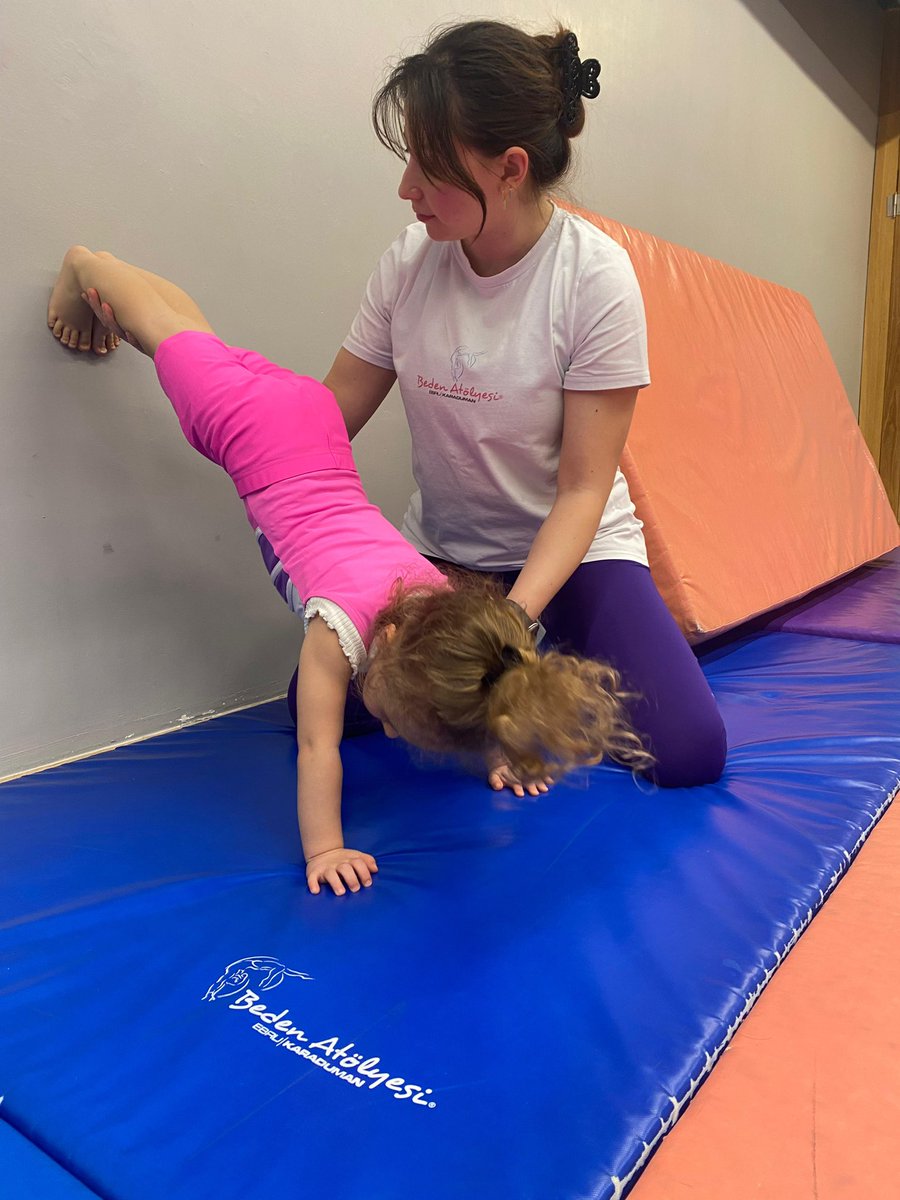 BEBEK CİMNASTİĞİNİN FAYDALARI!

📌Kaba-motor kas gelişimini destekler!
📌Yönerge alabilme becerilerini geliştirir!
📌Yaşıtları ile sosyalleşmesini sağlar!
📌Özgüven ve yaratıcılık kazandırır!

#bedenatölyesi #bebek #bebekcimnastiği #bebekanne #kasgelişimi #kabamotorgelişimi