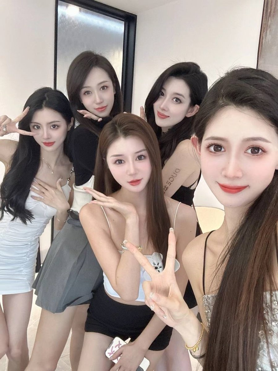 AnnaElmore81718's tweet photo. 车模现场 和闺蜜面基了一位大叔
讲真的，大叔真的超会
在我屁股下垫了两个枕头，全程高速
真的顶到点了，姐妹在后面帮我拍视频都急不可奈了
大家猜猜是我哪个闺蜜，圈出来私信我有福利哦 #丝袜 #车模 #性感车模 https://t.co/Uhaqpb9Ggz