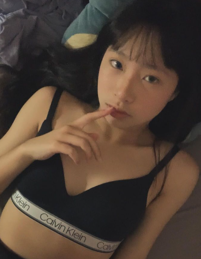 yysao847's tweet photo. 最喜歡這種總是喜歡自拍騷照的女生了，CK内衣絕對是他們的象徵 #意淫 #大學 #高中 #身邊人 https://t.co/2ljshOfvYN