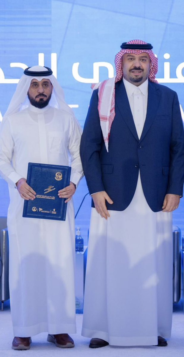 D_mohammed_2012's tweet photo. انتهت علاقتي العملية بالغرفة التجارية بعرعر كأمين عام للغرفة اعتباراً من اليوم
قضيت فيها عشرة اعوام وعشرة اشهر اجتهدنا فيها لرفع كفاءة الغرفة واتمتت انظمتها لخدمة قطاع الاعمال وقدمنا كل مانستطيع  لخلق بيئة عمل استثمارية جاذبة تساهم في اقتصاد المنطقة 
وقد تحقق كثير الاستراتيجيات والاهداف والمبادرات
حتى اصبحت الغرفة من افضل الغرف اداء واستدامة مالية ولله الحمد.
وفي هذا اليوم اودع زملائي وزميلاتي شاكراً لهم تعاونهم في الفترة الماضية و متمنياً لهم دوام التوفيق والنجاح وللغرفة التقدم والتطور والتميز الدائم 👋
#الحدود_الشمالية_عرعر