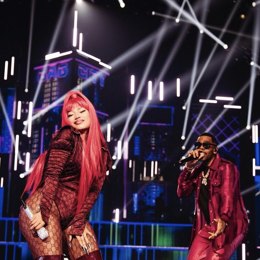 TheCrowdUpdater's tweet image. Nicki Minaj brought out Mario during her concert. 🎤🎶 #GagCityLA #PinkFriday2Tour