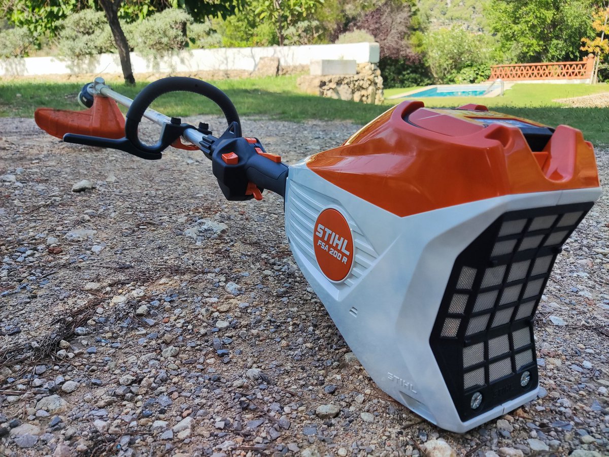 Tecjardi's tweet photo. Mica en mica, anem substituïnt les màquines sorolloses que treuen fum per altres d'elèctriques. @stihl_es https://t.co/ofcSUU9lon