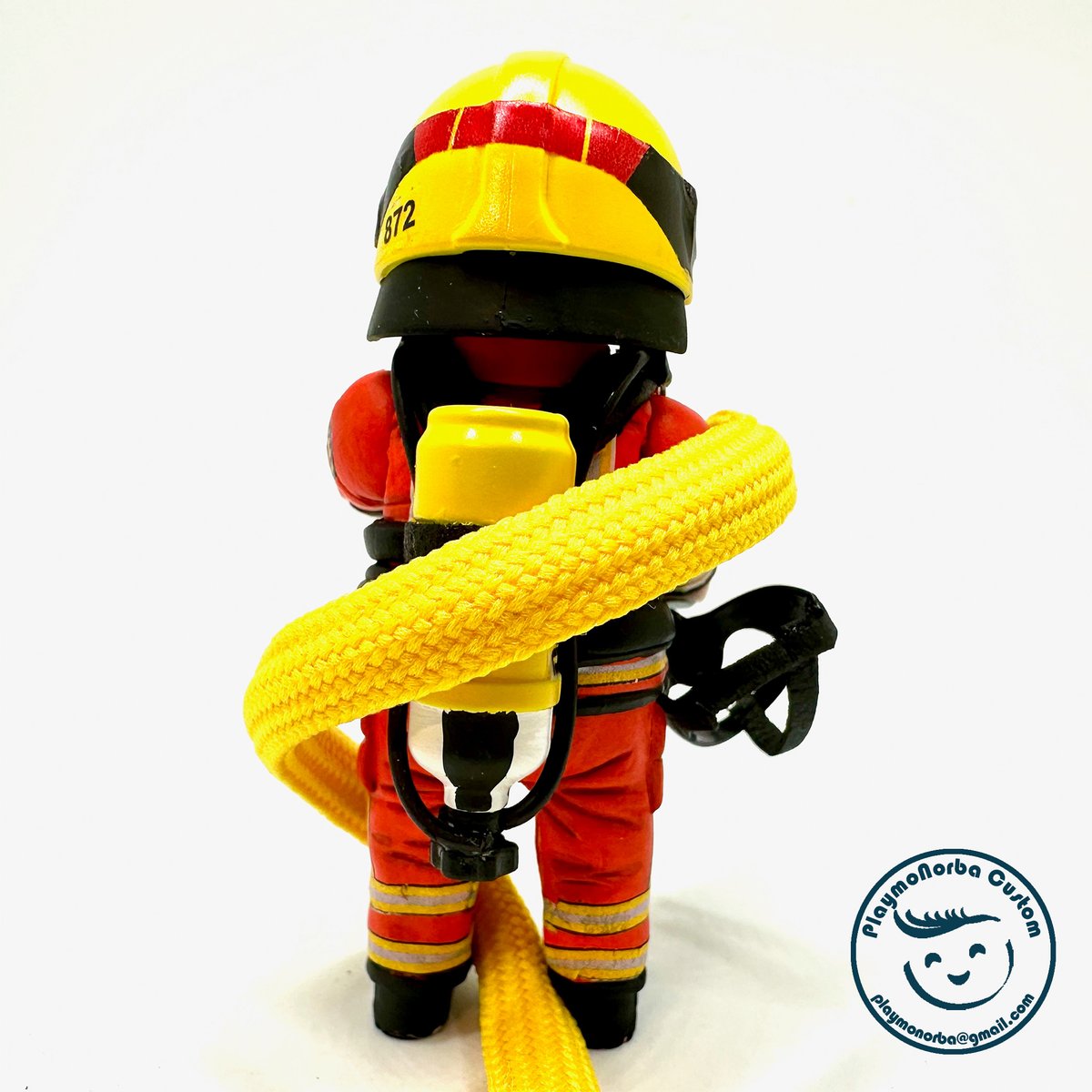 playmonorba's tweet photo. Bombero del Consorci Bombers de València (@bombersvalencia) con equipo de respiración autónoma (ERA) y manguera.

#playmonorba #playmocustom #playmobilcustom #custom #customized #hechoamano #handmade #modeladoamano #bomberos #incendio #bomber #bomberosvalencia 
 #bombers https://t.co/k7E5o26dsf