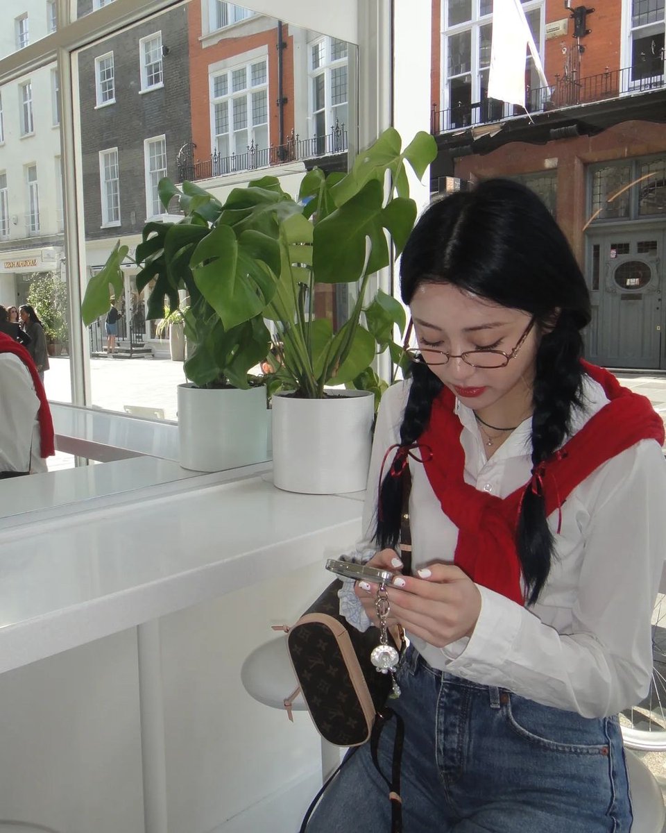 dailynjin's tweet photo. yunjin instagram update https://t.co/Ct3rEMWefN