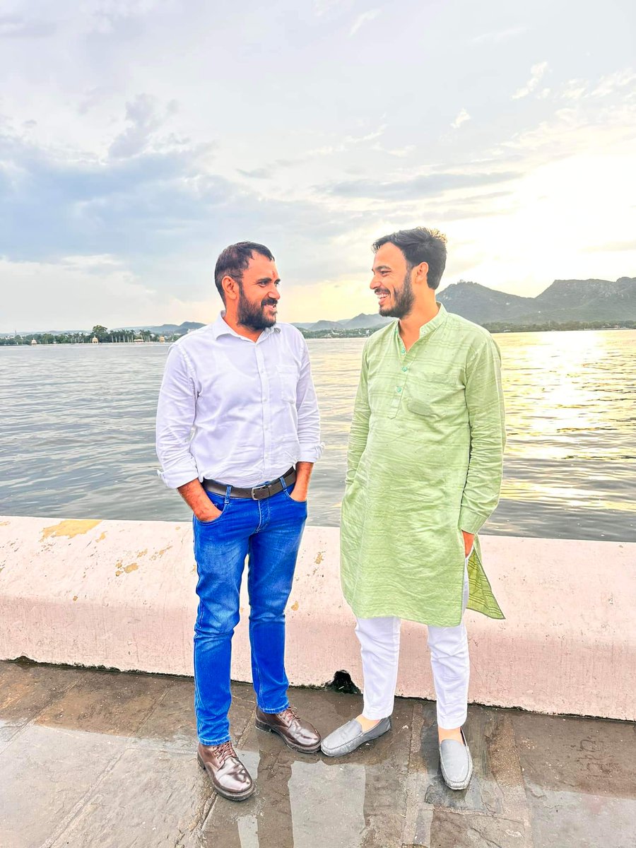 एक मुलाक़ात आपकी करवाते है राष्ट्रपति अवॉर्ड से सम्मानित शिक्षक श्री दुर्गाराम जी मुवाल से !
दुर्गाराम जी पिछले 15 सालो से टीएसपी क्षैत्र के 1000 से अधिक (व्यतिगत रूप से सर्वाधिक) बच्चों जिनमे ज़्यादातर लड़कियाँ है उनको मुक्त करवाया है जिनको रोज़गार के नाम से अन्य राज्यों में बेच