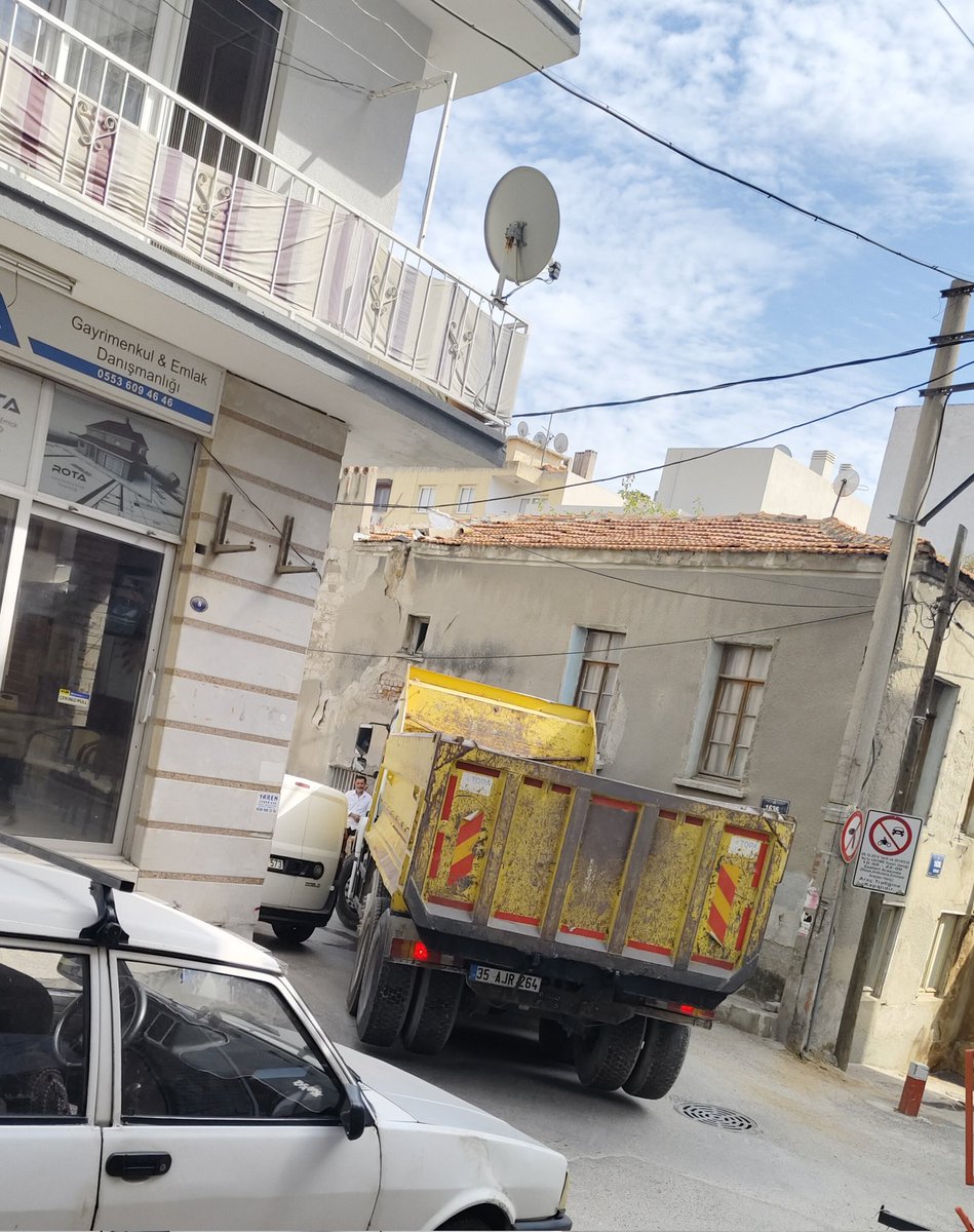 1638 sok... Alpaslan Dolmuşlarının sevgi yoluna yolcu bıraktığı köşe.. Dönüşe araç parkediyorlar büyük araçlar dönemiyor. Trafik kilitleniyor. Ve bu durum her gün yaşanıyor. Tarafınıza defaatle bildirildi bu durum. Buraya bir önlem alırsanız şahane olur

<a href="/bayraklibld/">Bayraklı Belediyesi</a> <a href="/irfanonal/">İrfan Önal</a>
