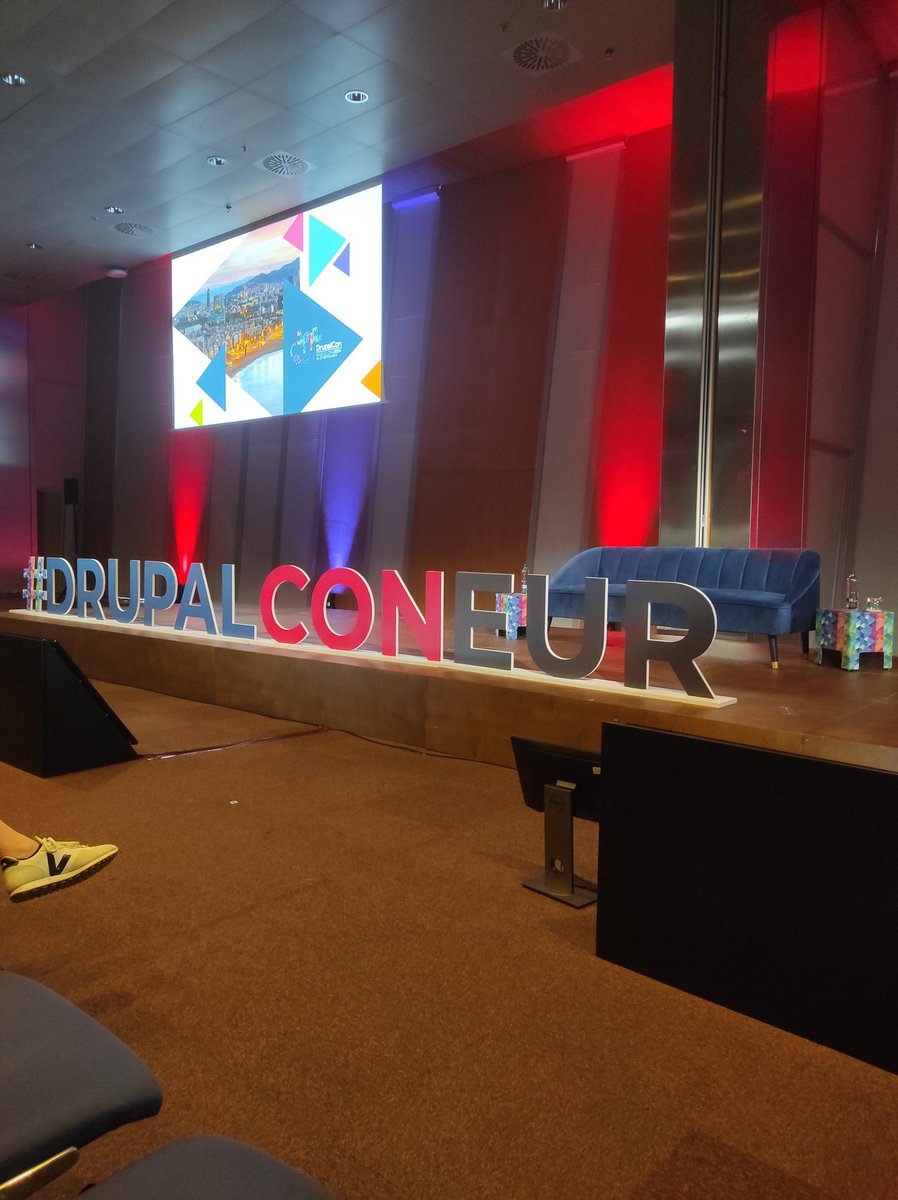 Ready for #driesnote and hear about the new things coming to #Drupal.
#drupalcon