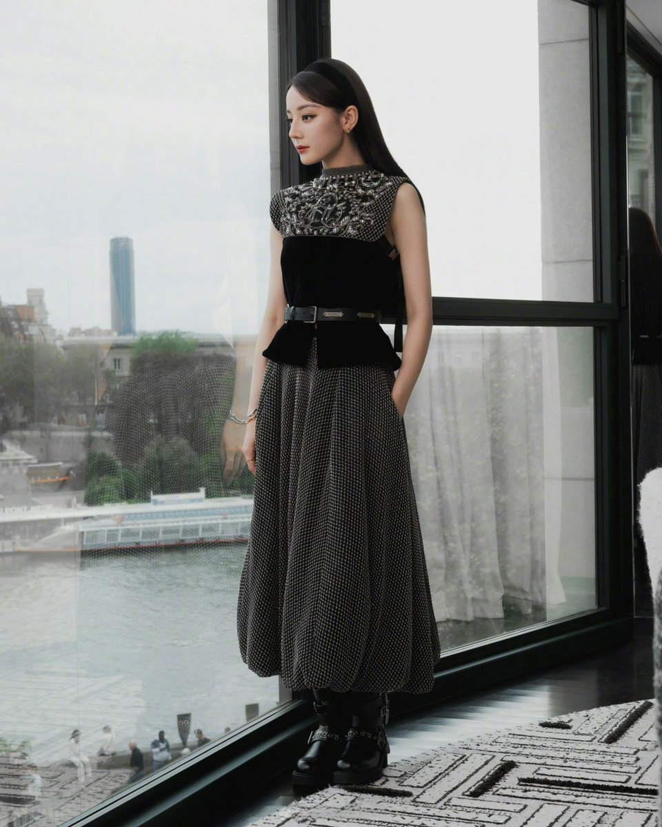 #DilrabaXDiorSS25

Dilraba Dior PFW2024 
This is her golden age, is elegant, is independent, is free.

#Dilraba