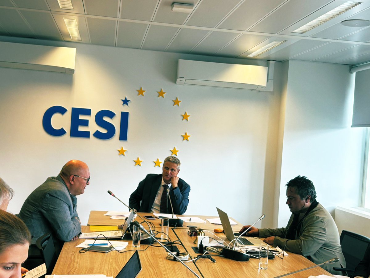 CESIunions's tweet photo. The growing shortage of #teachers threatens the future of EU’s next generations, impacting #quality in #training, #skills, #qualifications, #labour, and #inclusion!
Strengthen #working conditions and put an end to #precariouswork for teachers.
#ACTIVER https://t.co/gF4yjsG0Wq