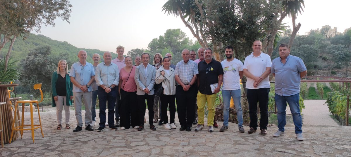 La #MesaPermanent del Consorci s'ha reunit al celler #TerraIóN d'Andratx per així conèixer de primera mà la tasca de les empreses de la #SerradeTramuntana Tots junts seguim fent feina per mantenir i difondre els valors del nostre #PatrimoniMundial
🤓 bit.ly/MesaConsorci