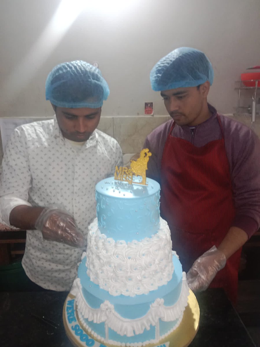 YummyCakesDelhi's tweet image. Have you ever wondered how our delicious cakes are made? Here's a sneak peek into our kitchen! 

#BehindTheScenes #YummyCake #cakemaking #cakedecoratin