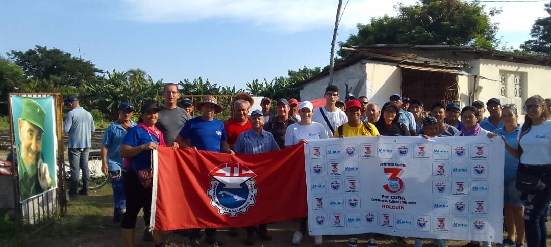 QueipoRuiz's tweet photo. #ResumenHolguinero semanal 2: Trabajadores de los sindicatos de la Construcción, Energía y Minas, Turismo y las Comunicaciones se movilizaron con #HonorHolguinero con el Programa "Producción con Todos y para el Bien de Todos" en los municipios de #HolguínSí por #Cuba https://t.co/FanVlUwLPq