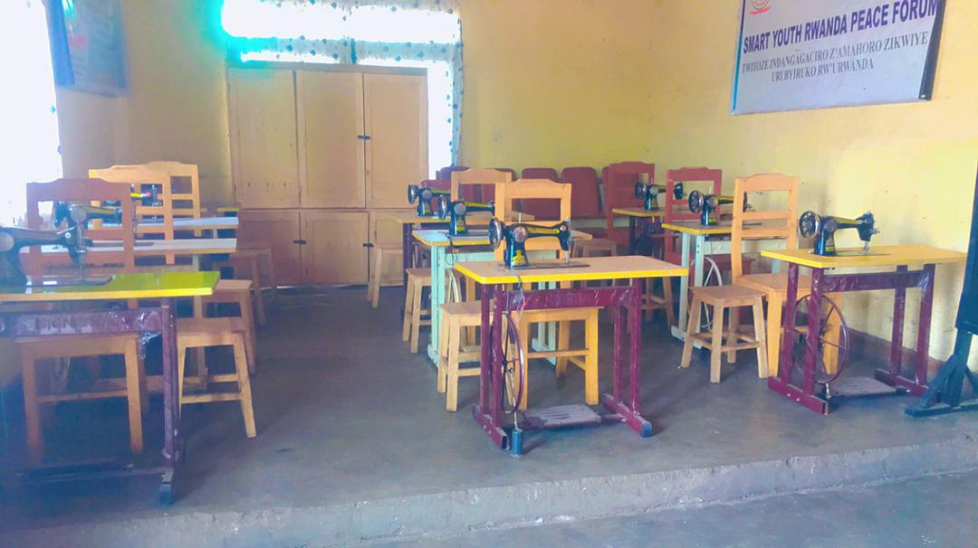 None  kuwa 24/09/2024
bimwe mubikoresho nkimashini zidodo ni bindi bitandukanye  bizifashishwa n'abanyeshuri bazatangira amasomo ajyanye n'ubudozi mwishr UTC TRANING CENTER byamaze kuhagera amasomo aratangira  01/10/2 <a href="/NARwanda/">Never Again Rwanda</a> <a href="/TAdjabu/">Adjabu Corneille</a> <a href="/DuhumurizanyeR/">DUHUMURIZANYE IWACU RWANDA</a> @RubavuN @Pacifique_Ishi