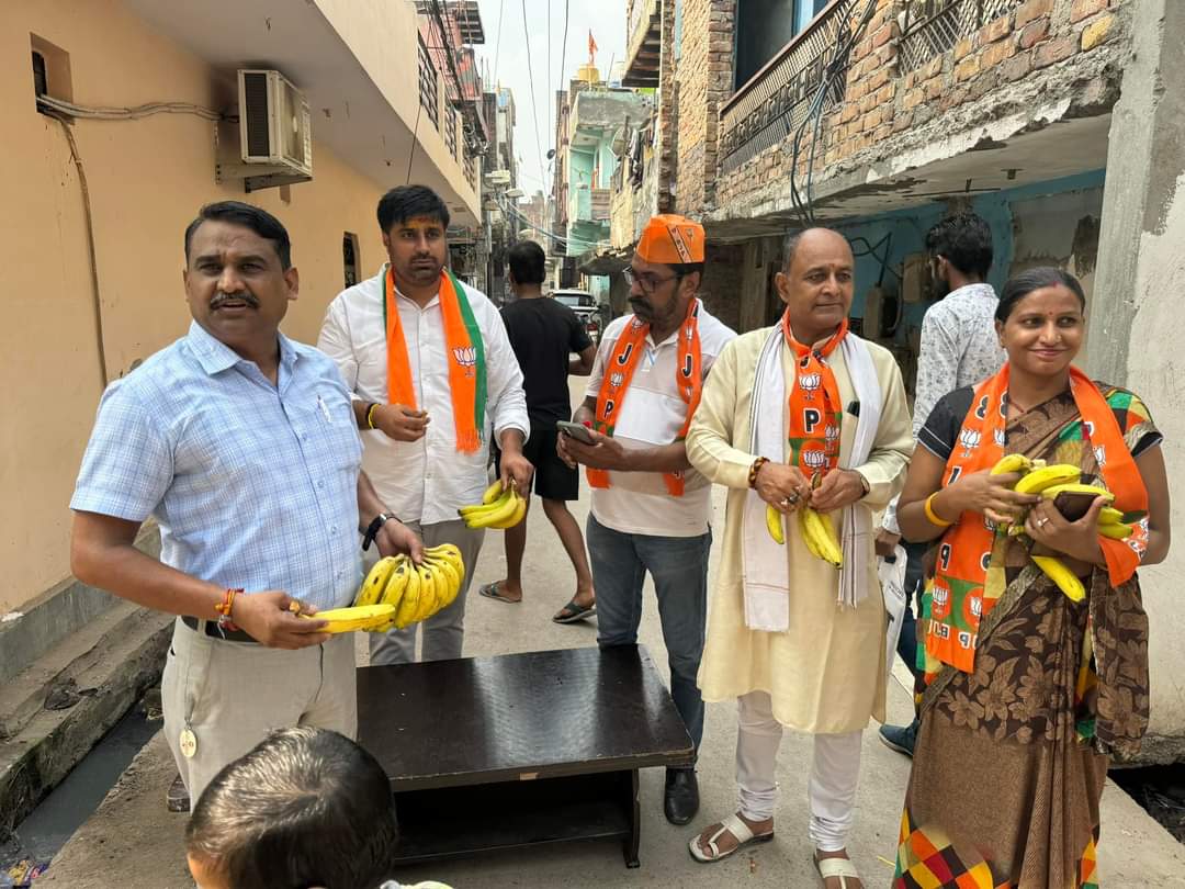 SunnyKumar88576's tweet photo. जय श्री राम साथियों 

आज भारत के यशस्वी प्रधानमंत्री श्री नरेन्द्र मोदी जी की 74 वा जन्मदिन के उपलक्ष में सेवा पखवाड़ा मनाया जा रहा है आज प्रेम नगर 2 में फल वितरण अभियान के तहत युवा टीम ने जिला मंत्री युवा मोर्चा सन्नी कुमार शर्मा जी की टीम अपनी पूरी मेहनत के साथ कार्य करते हुए https://t.co/uB9HQtnTuW