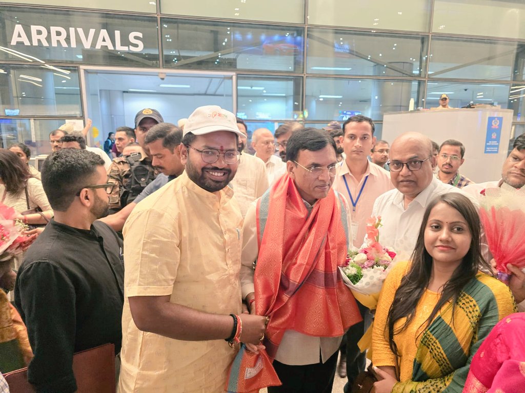 MYBHyderabad's tweet photo. Welcomed Dr. @mansukhmandviya , Honourable Union Minister of Youth Affairs &amp; Sports and Labour &amp; Employment, Government of India at Rajeev Gandhi International Airport, Hyderabad . He also interacted with team hyderabad and My Bharat Volunteers
#MYBharat @YASMinistry 
@nyksindia https://t.co/2sGQRLgd6w