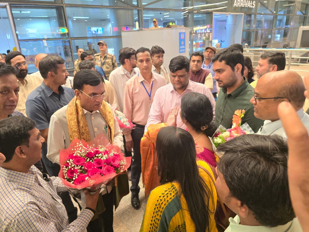 MYBHyderabad's tweet photo. Welcomed Dr. @mansukhmandviya , Honourable Union Minister of Youth Affairs &amp; Sports and Labour &amp; Employment, Government of India at Rajeev Gandhi International Airport, Hyderabad . He also interacted with team hyderabad and My Bharat Volunteers
#MYBharat @YASMinistry 
@nyksindia https://t.co/2sGQRLgd6w