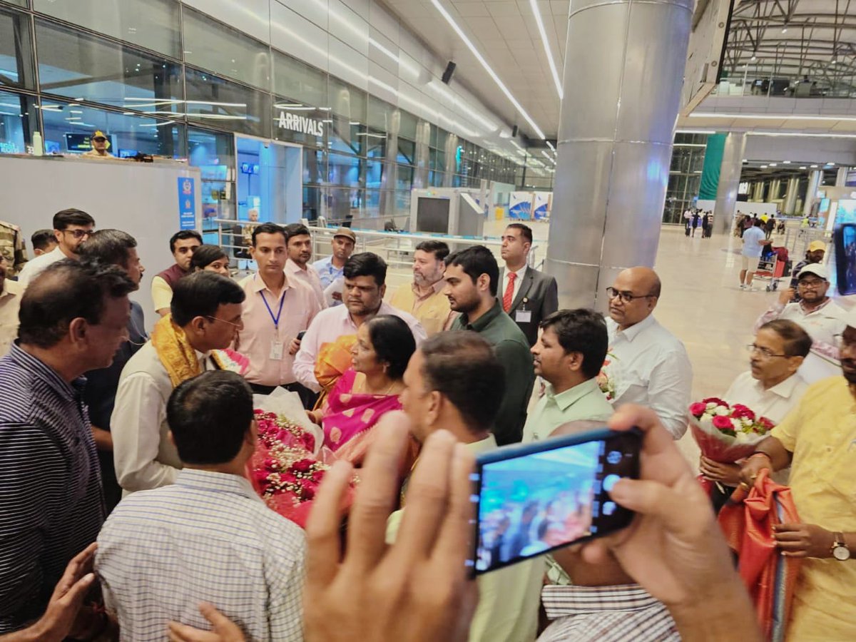 MYBHyderabad's tweet photo. Welcomed Dr. @mansukhmandviya , Honourable Union Minister of Youth Affairs &amp; Sports and Labour &amp; Employment, Government of India at Rajeev Gandhi International Airport, Hyderabad . He also interacted with team hyderabad and My Bharat Volunteers
#MYBharat @YASMinistry 
@nyksindia https://t.co/2sGQRLgd6w