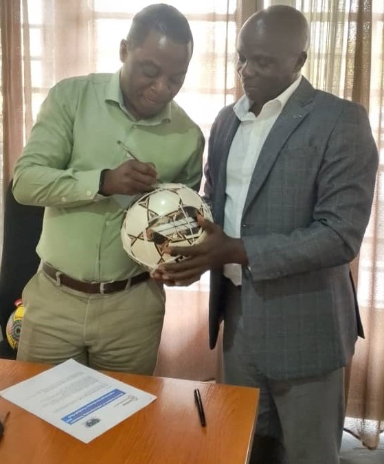 Yesterday marked an historical day for our team. An MOU was signed between Indahangarwa WFC and Alex Stewart International Rwanda Ltd. ASIR trades in commodity inspection, sampling and analytical services. The main concerned goods are minerals. This agreement is for 1 year.