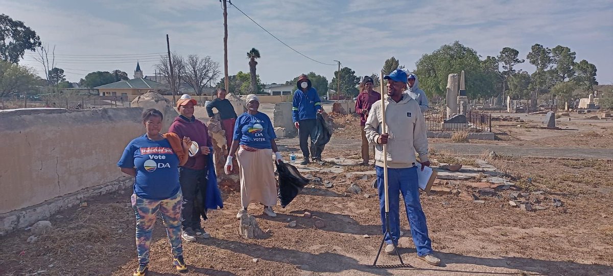 DA_NCape's tweet photo. 🇿🇦 The DA, led by Cllr Bennie Swanepoel, made use of #HeritageDay to clean the historical #Britstown cemetery.

Together we can protect and preserve our rich cultural history. https://t.co/111sZfEOk8