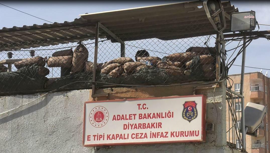 🟥 Diyarbakır Cezaevi'nde 10 tutuklunun öldürülmesiyle ilgili davada zaman aşımı 

Diyarbakır E Tipi Cezaevi'nde, 1996'da 10 tutuklunun demir çubuk ve sopalarla dövülerek öldürülmesine ilişkin 89 kişinin yargılandığı dava zaman aşımına uğradı.