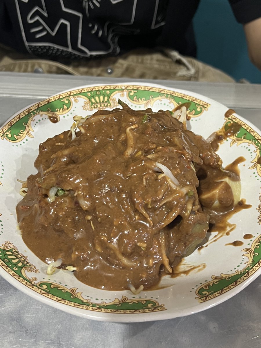 BanyuSadewa's tweet photo. Sekarang aku tuh kalo lg maen ke Pasar Senen wajib bgt mampir makan di sini 😤 Sumpah ini tuh makanannya khas warung2 rumahan pinggir rel kereta Jawa Timur-an bgt 🥹
Rasanya gak yg spesial2 bgt, cmn modal 20rb-an per-porsi lumayan mengobati Lidah Rewel ku akan kampung halaman ~ https://t.co/nuAORwTvem