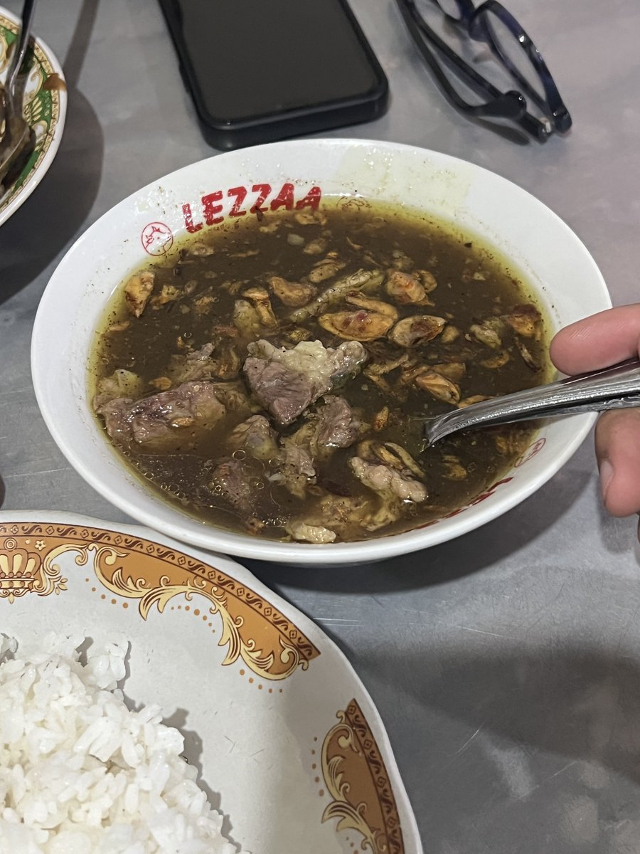 BanyuSadewa's tweet photo. Sekarang aku tuh kalo lg maen ke Pasar Senen wajib bgt mampir makan di sini 😤 Sumpah ini tuh makanannya khas warung2 rumahan pinggir rel kereta Jawa Timur-an bgt 🥹
Rasanya gak yg spesial2 bgt, cmn modal 20rb-an per-porsi lumayan mengobati Lidah Rewel ku akan kampung halaman ~ https://t.co/nuAORwTvem