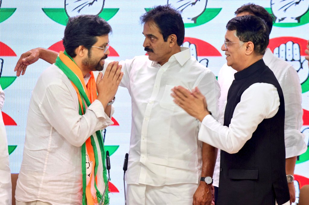 AnupamConnects's tweet photo. आज हम अपने राजनीतिक जीवन की एक नई पारी शुरू कर रहे हैं। पिछले कई वर्षों से स्वतंत्र रुप से काम करने के बाद मैंने कांग्रेस पार्टी का हाथ थाम लिया है।

हम अकसर कहते आए हैं कि असल लड़ाई आज दो तरह की ताकतों के बीच है। एक देश बेचने वा��े और दूसरे देश बचाने वाले। एक हमारे समाज को तोड़ना चाहते हैं, दूसरे भारत को जोड़ना चाहते हैं। ऐसे में किसी भी सच्चे देशभक्त के मन में संशय नहीं होना चाहिए कि किसके साथ खड़ा होना है।

देश बचाने और भ��रत जोड़ने का काम हर वर्ग को 'न्याय' मिले बिना संभव नहीं है। उचित न्याय वही कर सकता है जो धनबल, बाहुबल और संख्याबल से ऊपर उठकर नैतिक बल के दम पर संघर्ष करे। वो नैतिक बल, वैचारिक स्पष्टता और निडरता @RahulGandhi जी में भरपूर है। इसी नैतिक बल से आकर्षित होकर मैंने कांग्रेस पार्टी से जुड़ने का बड़ा फैसला लिया है।

कांग्रेस जैसी ऐतिहासिक पार्टी के माध्यम से देश और समाज की सेवा का अवसर देने के लिए मैं राष्ट्रीय अध्यक्ष श्री @kharge जी का धन्यवाद करना चाहता हूं। यह मेरे लिए गर्व का क्षण है कि जिस कांग्रेस ने देश की आजादी से लेकर लोकतंत्र को स्थापित करने तक में सबसे बड़ी भूमिका निभाई, मुझे उसका साथ मिल रहा है।

दिल्ली स्थित कांग्रेस मुख्यालय में कार्यक्रम करके पार्टी में शामिल करवाने के लिए संगठन महासचिव @kcvenugopalmp जी का दिल से धन्यवाद। इस मौके पर सुंदर शब्दों में मेरा स्वागत करने के लिए मीडिया विभाग के चे���रमैन @Pawankhera जी और बिहार प्रदेश अध्यक्ष @akhileshPdsingh जी का भी शुक्रगुजार हूं।

मेरे साथ @_govindmishra @prashant_kamal1 @RajatYadav_ @rishav_ranjan18 समेत @yuvahallabol आंदोलन के दर्जनों नेता पार्टी शामिल हुए। आने वाले दिनों में विभिन्न राज्यों में हल्लाबोल आंदोलन के कई साथी पार्टी से जुड़ेंगे और पूरी लगन से देश की राजनीति में नैतिकता को मजबूत करने में भूमिका निभाएंगे।