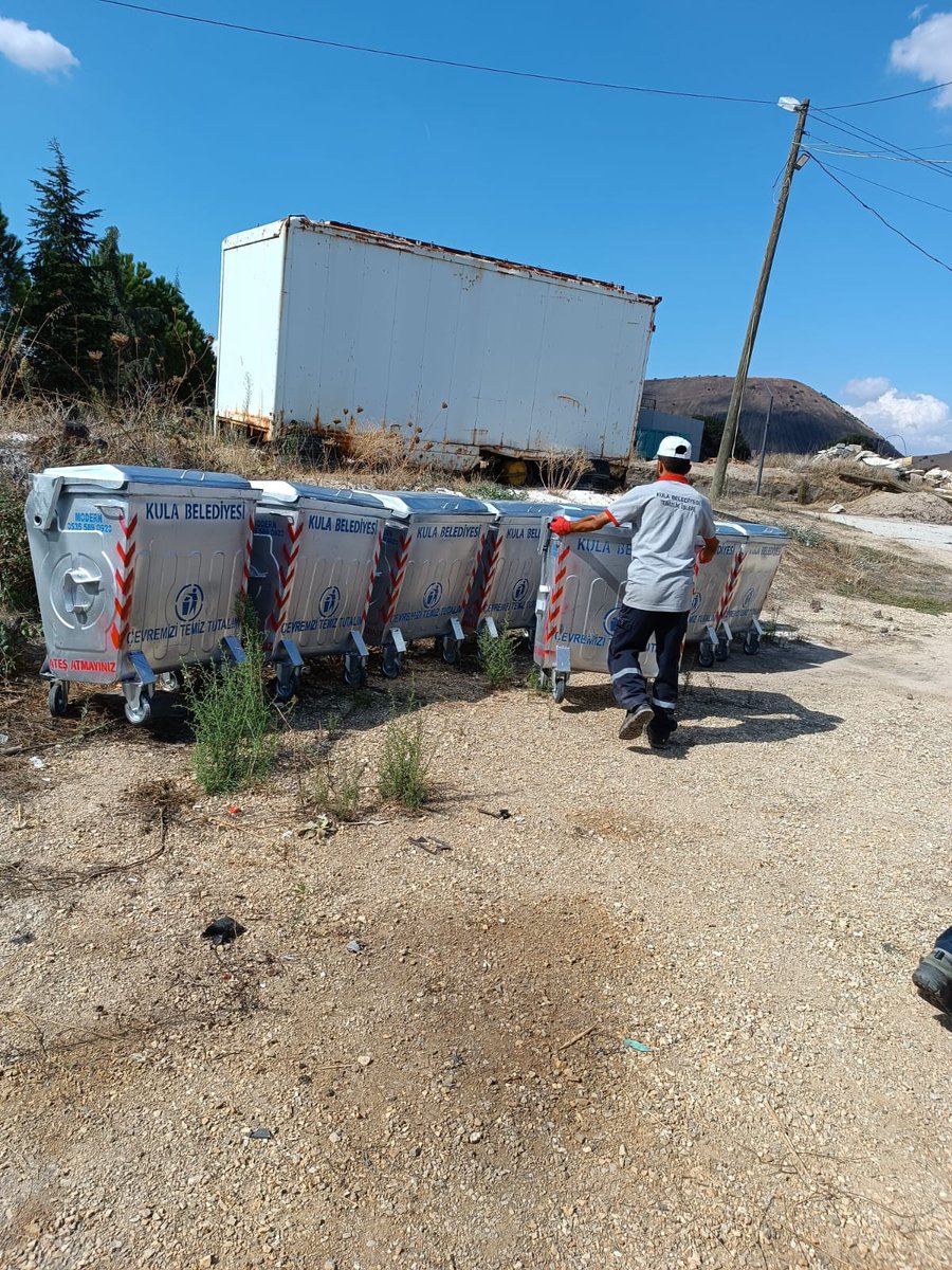 Kulabelediyesi's tweet photo. Kula Belediyesi, ilçede çevre kirliliğini önlemek, verilen hizmet kalitesini artırmak ve işgücünü verimli kullanmak amacıyla 120 adet yeni çöp konteyneri aldı. Konteynerler eksikliği tespit edilen yerlere yerleştirildi.
https://t.co/YmK7Nf45sW https://t.co/otaOcfts1W