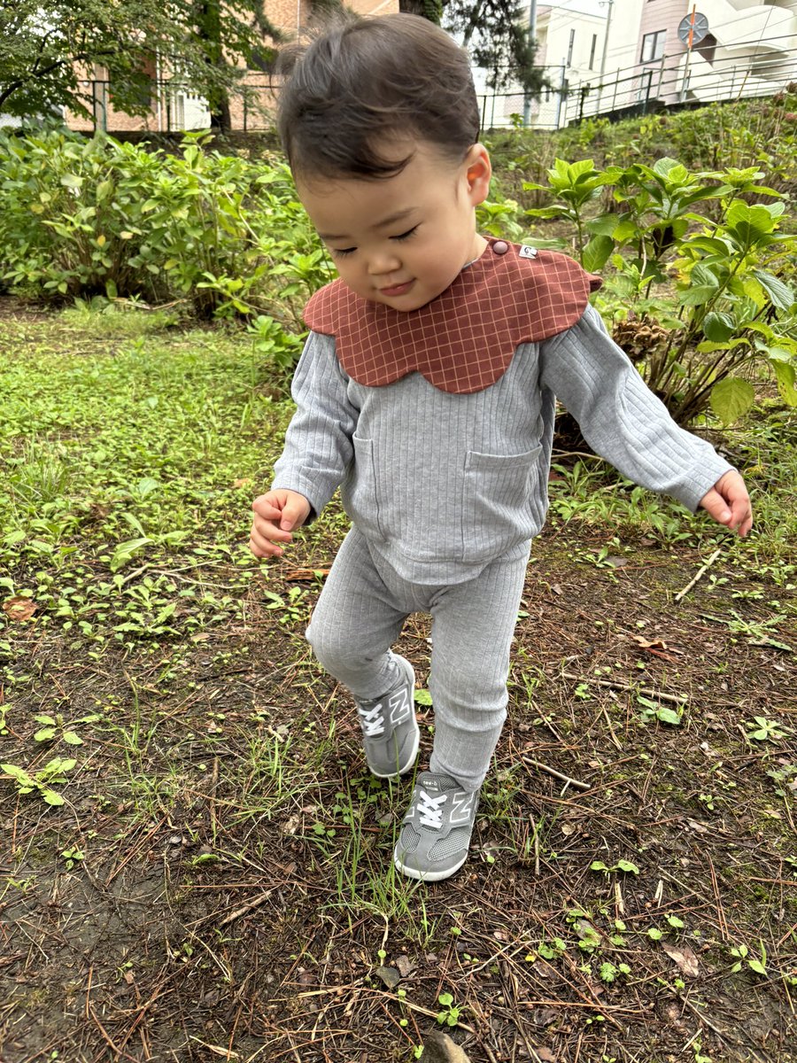 ___hv9's tweet photo. X最後���呟いたの１ヶ月前て､､､､時が経つの早すぎよ､､､
明日で1���3ヶ月になっちゃうよ👦🏻
この間、近場で良さげな散歩道を見つけ探索してきたとき。
地面しっとりしてた所に座って素敵なお尻に🍑笑
寄り添ってくれてありがとノアちゃん🐶 https://t.co/B2NqWJRUzs