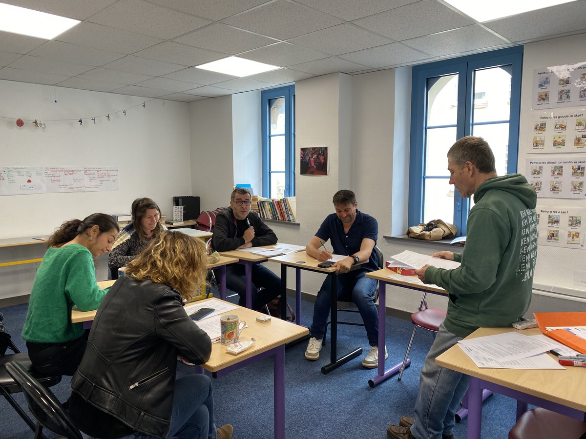Stumdi's tweet photo. 👉3 demi-journées de formation ont été réalisées par #Stumdi pour les salarié·e·s de la Radio en langue bretonne @ArvorigFM et Brudañ ha Skignañ 📻🤩
L'objectif de cette formation a été de consolider les connaissances de grammaire pour une utilisation professionnelle quotidienne. https://t.co/Zn7WYepD5r