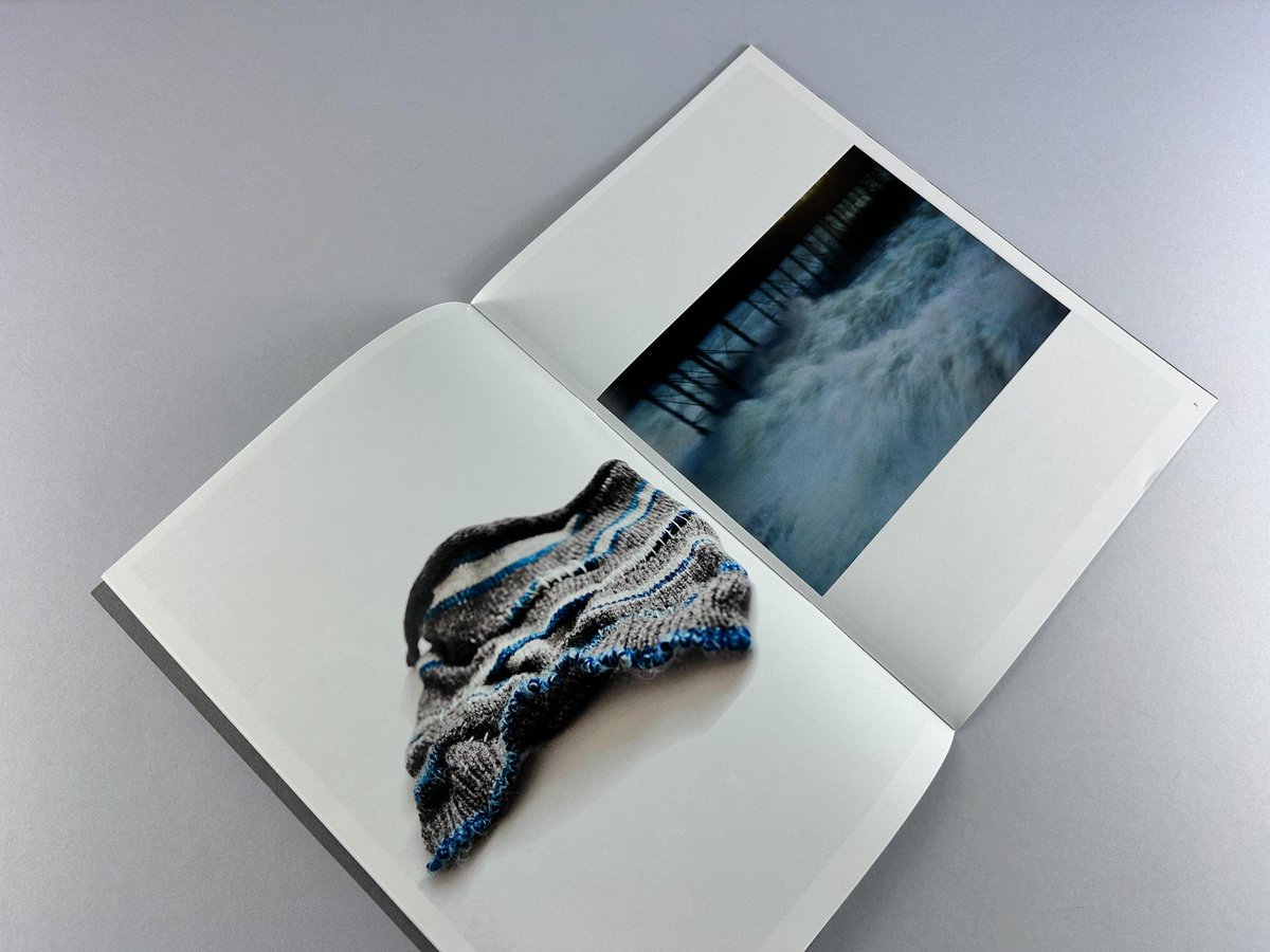 ExWhyZedPrint's tweet image. 📚✨ Bespoke A4 Art Printing

These A4 booklets feature @colorplan_papers Smoke covers with white ink printing, adding a sleek and modern touch. The interior pages, capture the intricate textures of each Brighton student's design.

#PortfolioPrinting #CreativePrinting #booklets