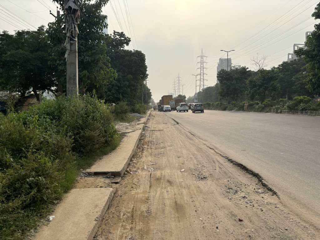 cleanAirBharat's tweet photo. @OfficialGMDA @csharyana @CPCB_OFFICIAL @CAQM_Official @DC_Gurugram @MunCorpGurugram 

#Gurgaon 
#AirPollution 
#HealthHazard
#CivicDeficiencies 

Carpet the road edge to edge.Control the air borne dust pollution.Prioritise public health. 
How will you implement #GRAP on #GCER? https://t.co/bppgqzhWuh