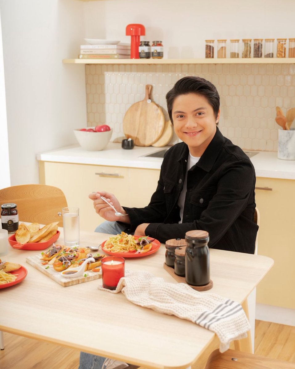 SmileForDaniel's tweet photo. “#RKitchen date with DJ-kind-of-night 🥰”
#DanielPadilla
@imdanielpadilla https://t.co/vg2IACVJFh