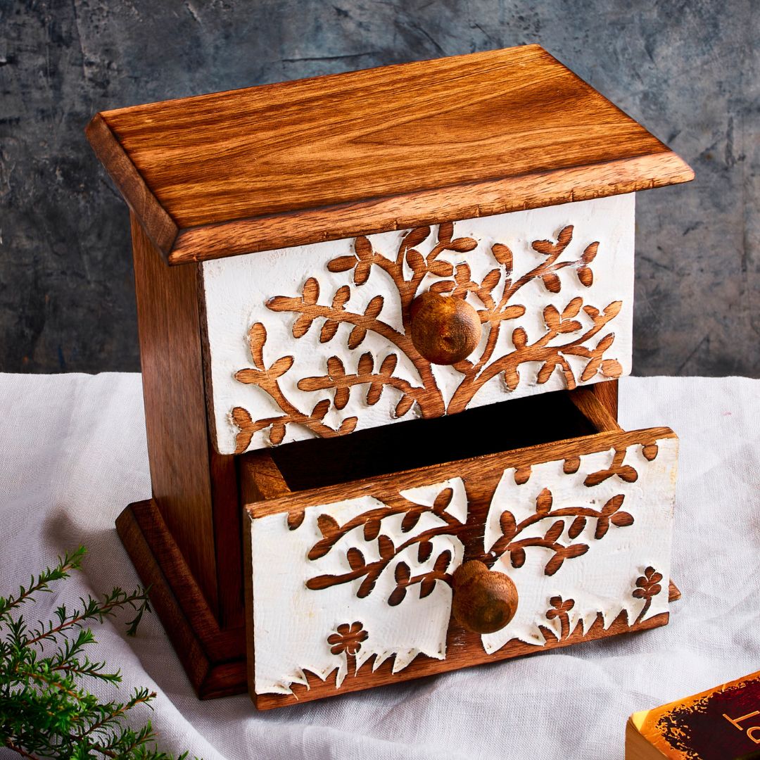 Upscale your home with handmade pieces like this beautiful box. The harmonious highlights of brown and white will make you feel tranquil.

aksahomedecor.com/products/tree-…

#sustainable #fairtrade #homedecor #interiordesign #fairtradedecor #ethicalhomewares #fairtradegifts #shopfairtrade