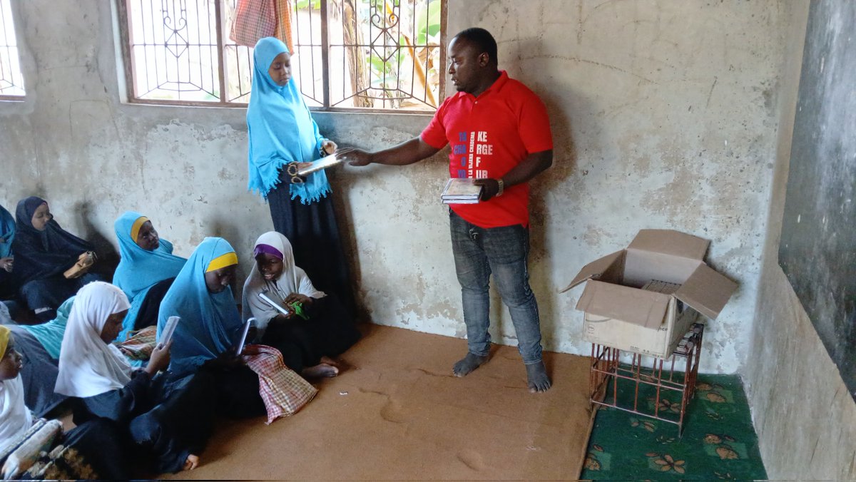 BinAbeid6's tweet photo. Naibu Katibu Mkuu BAVICHA zanzibar na Mkuu wa idara ya Oganaizesheni, Mafunzo, Sera na Uchaguzi Zanzibar Leo Tarehe 24/09/2024 nilifanikiwa kufika Kwenye madrasa 5 zilizopo ndani ya Jimbo la mkwajuni na kugawa Mas-hafu 200 ambapo kila madrasa ilifanikiwa kupata mashafu 40. https://t.co/pfYSvIQ79t