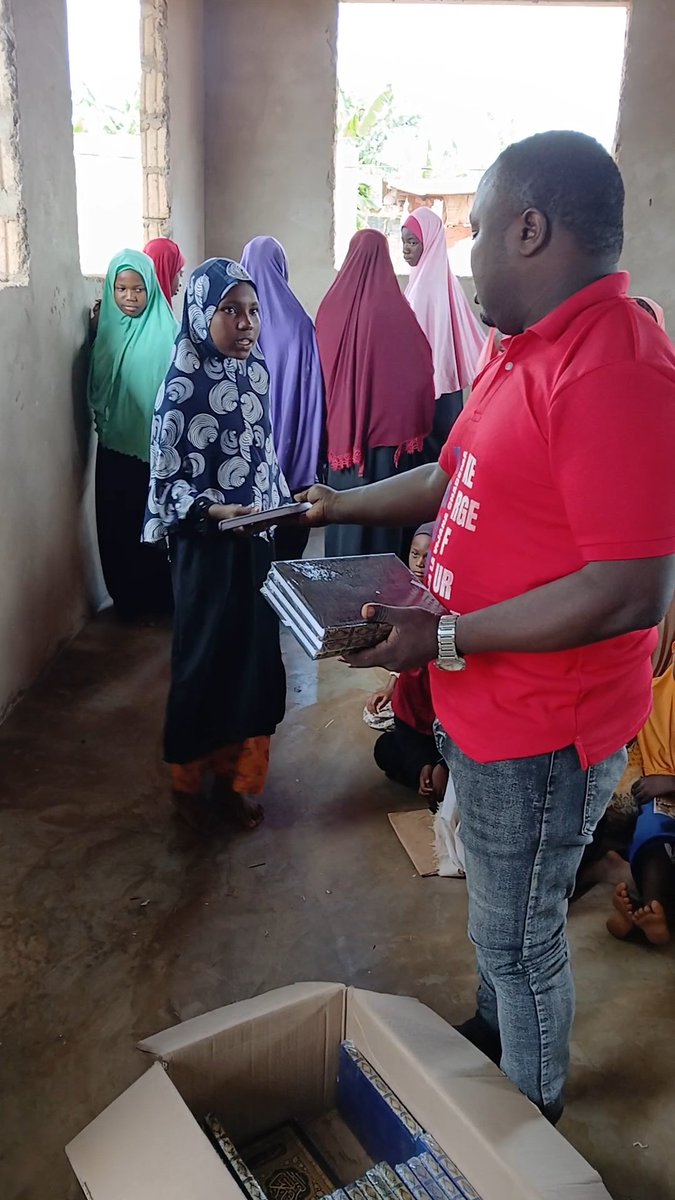 BinAbeid6's tweet photo. Naibu Katibu Mkuu BAVICHA zanzibar na Mkuu wa idara ya Oganaizesheni, Mafunzo, Sera na Uchaguzi Zanzibar Leo Tarehe 24/09/2024 nilifanikiwa kufika Kwenye madrasa 5 zilizopo ndani ya Jimbo la mkwajuni na kugawa Mas-hafu 200 ambapo kila madrasa ilifanikiwa kupata mashafu 40. https://t.co/pfYSvIQ79t