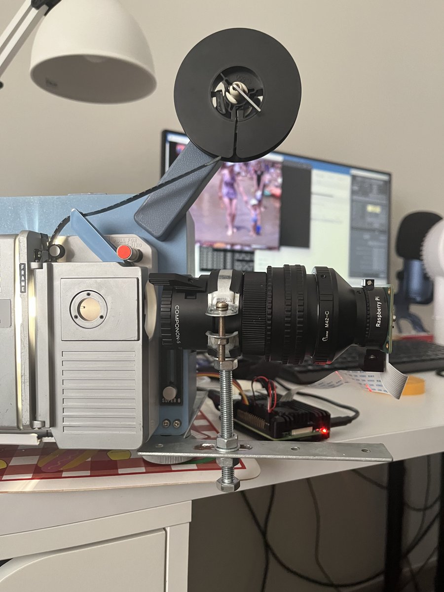 EsDoblee's tweet photo. Els últims mesos he estat construint el meu propi telecine amb ajuda d'en Manuel Ángel, un usuari del foro Kinograph i creador del software DSuper8. 
Totes les indicacions han sigut via email, creant així un vincle de confiança inoblidable❤️‍🩹 https://t.co/DnMq9zOfKo