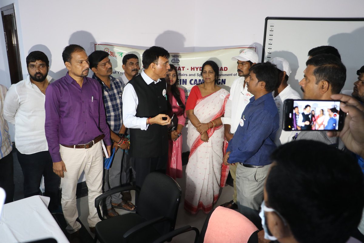 MYBHyderabad's tweet photo. Seva se seekhen - Experiential learning program was inaugurated by Dr. @mansukhmandviya , Hon. Minister of @YASMinistry and @LabourMinistry, GOI at ESIC hospital #Hyderabad.

 Hon. Minister  launched the poster of the ELP prog &amp; interacted with @MyBharat volunteers  
@nyksindia https://t.co/8zOfJHlUWw