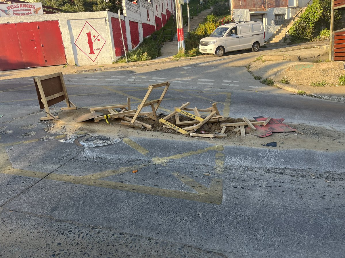 Cote_Fuenzalid's tweet photo. Por contener una fuga de agua, dejan la calle en pésimas y peligrosas condiciones para vehículos. Cuándo arreglarán este desastre? #vinadelmar #forestal Av. Blanca Vergara paradero 3 1/2 @MacaRipa @vinadelmar @_ESVAL https://t.co/GrZ4ePaSAV