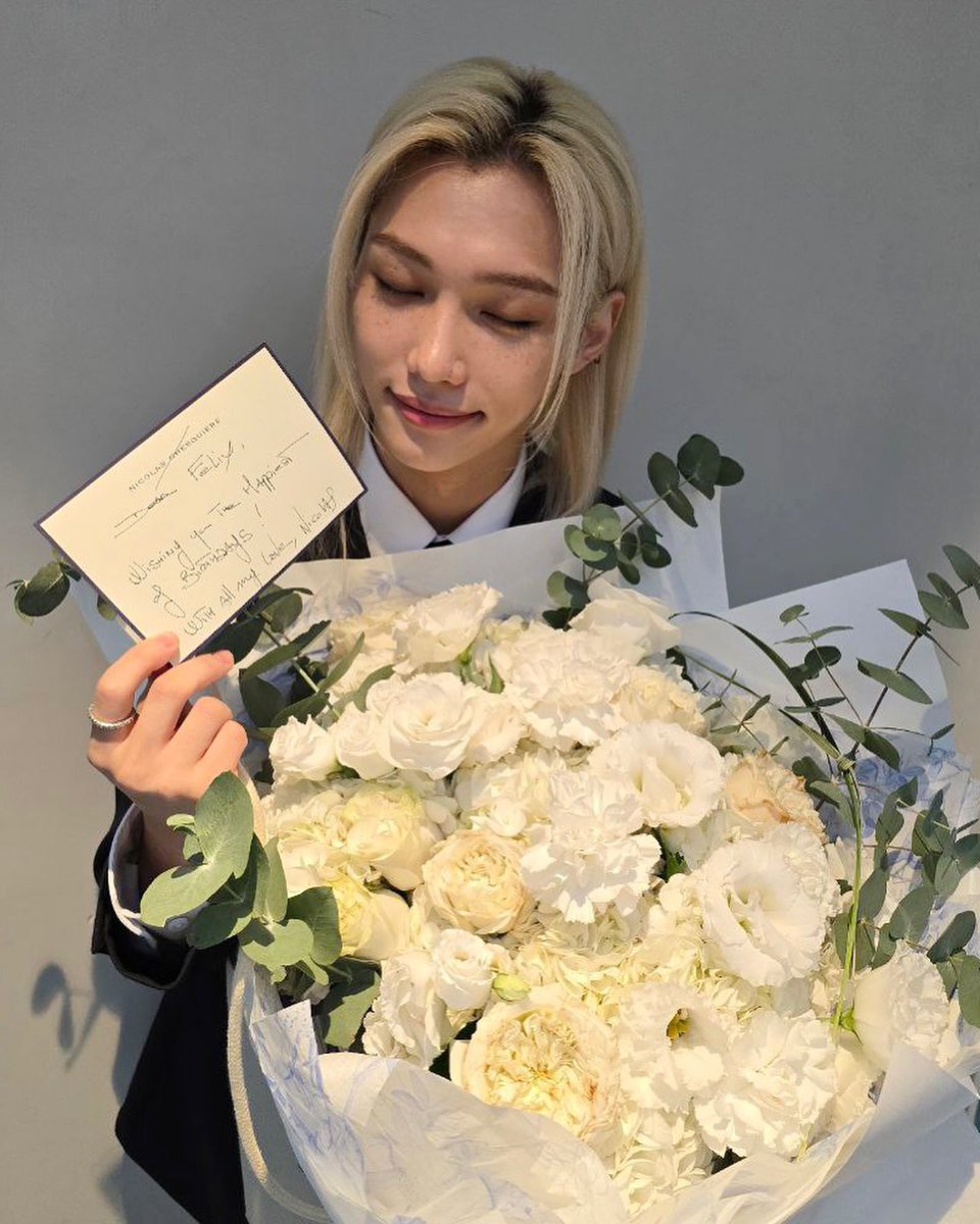 feelithx's tweet photo. @ nicolasghesquiere 
I just got them! Thank you for the warm gift Nicolas :) 💛🤍 
#straykids #felix #stay #louisvuitton https://t.co/2FqX1yYEaY